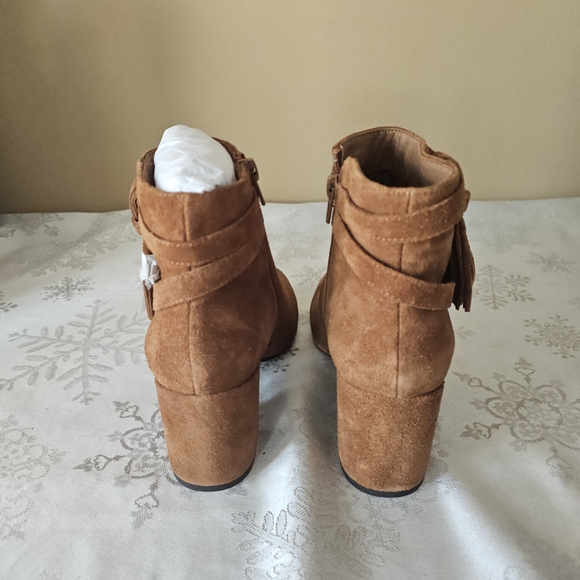Le Chateau Ankle Boots Cognac Suede NWT Style Y076 Sz 8 - Picture 8 of 15